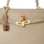 Kelly 25 Sellier Parchemin / Light Beige Box Calfksin E Square Stamp - Image 7