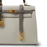 Kelly Sellier 25 Bi-Color Horseshoe (HSS) Craie/Etain Epsom Gold Plated D Stamp - Image 4