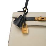 Kelly Sellier 25 Bi-Color Horseshoe (HSS) Craie/Noir Epsom Gold Plated D Stamp - Image 2