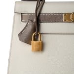 Kelly Sellier 28 Bi-Color Horseshoe (HSS) Craie/Etoupe Epsom Gold Plated A Stamp - Image 4