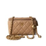 Beige Lambskin Quilted Pearl Crush Vanity Case With Chain Aged Gold Hardware - Image 6