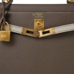Kelly 25 Bi-Color Horseshoe (HSS) Etoupe/Craie Epsom Gold Plated C Stamp - Image 9