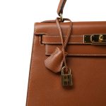 Kelly 28 Gold Courchevel Leather Gold Plated Hardware V Circle Stamp - Image 3