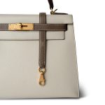 Kelly Sellier 28 Bi-Color Horseshoe (HSS) Craie/Etoupe Epsom Gold Plated A Stamp - Image 5
