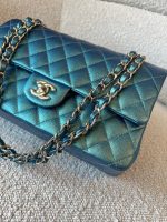 22P Iridescent Green Caviar Quilted Classic Flap Medium Light Gold Hardware - Image 5