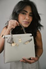 Kelly Sellier 25 Bi-Color Horseshoe (HSS) Craie/Etain Epsom Gold Plated D Stamp - Image 2