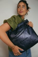 22A Metallic Navy Calfskin Quilted 22 Medium Hobo Bag - Image 2