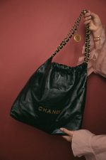 24P Black Crumpled Calfskin Quilted 22 Hobo Bag Medium Aged Gold Hardware - Image 10