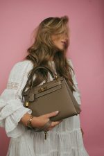 Kelly Sellier 28 Etoupe Epsom Gold Plated Y Stamp - Image 6