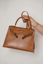 Kelly 28 Gold Courchevel Leather Gold Plated Hardware V Circle Stamp - Image 10