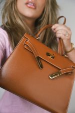 Kelly 28 Gold Courchevel Leather Gold Plated Hardware V Circle Stamp - Image 6