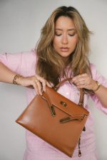 Kelly 28 Gold Courchevel Leather Gold Plated Hardware V Circle Stamp - Image 2